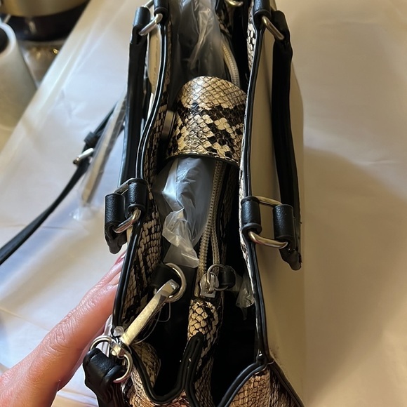 Kenneth Cole reaction snakeskin trimmed Crossbody bag, removable strap, handles - Picture 9 of 12